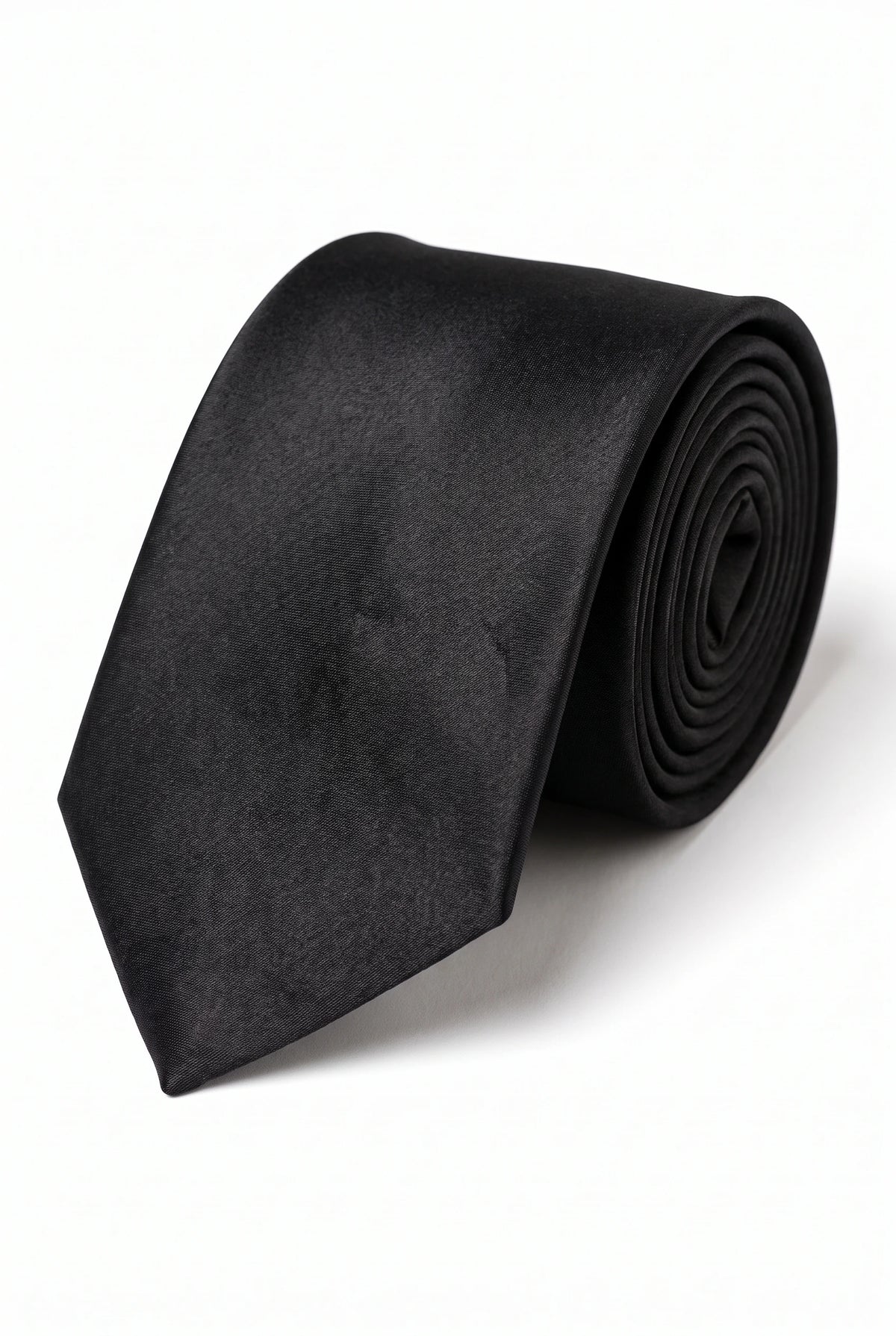 Conjunto masculino de gravata preta com lenço de bolso e abotoaduras.