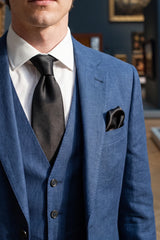 Conjunto masculino de gravata preta com lenço de bolso e abotoaduras.