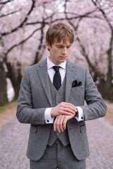 Conjunto masculino de gravata preta com lenço de bolso e abotoaduras.