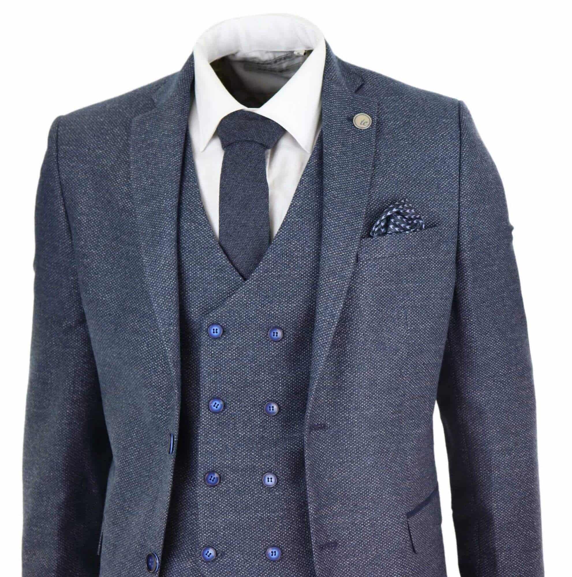 Terno masculino azul de 3 peças com colete de abotoamento duplo.