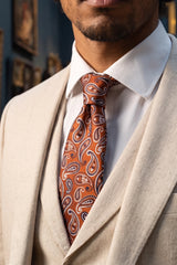 Gravata masculina bronze com estampa paisley