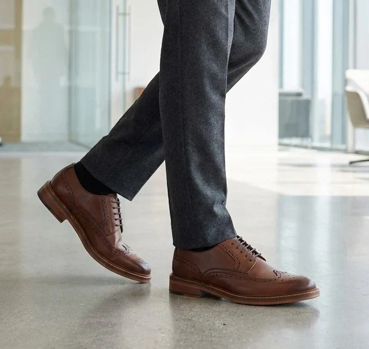 Sapatos sociais masculinos estilo brogue em couro marrom