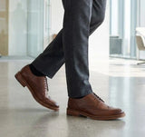 Sapatos sociais masculinos estilo brogue em couro marrom