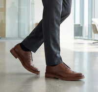 Sapatos sociais masculinos estilo brogue em couro marrom