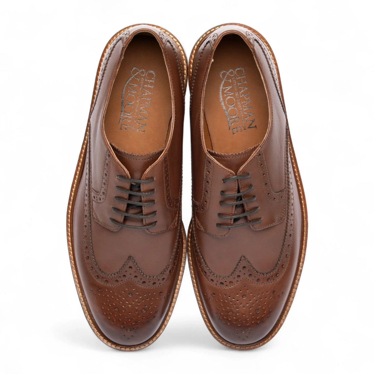 Sapatos sociais masculinos estilo brogue em couro marrom