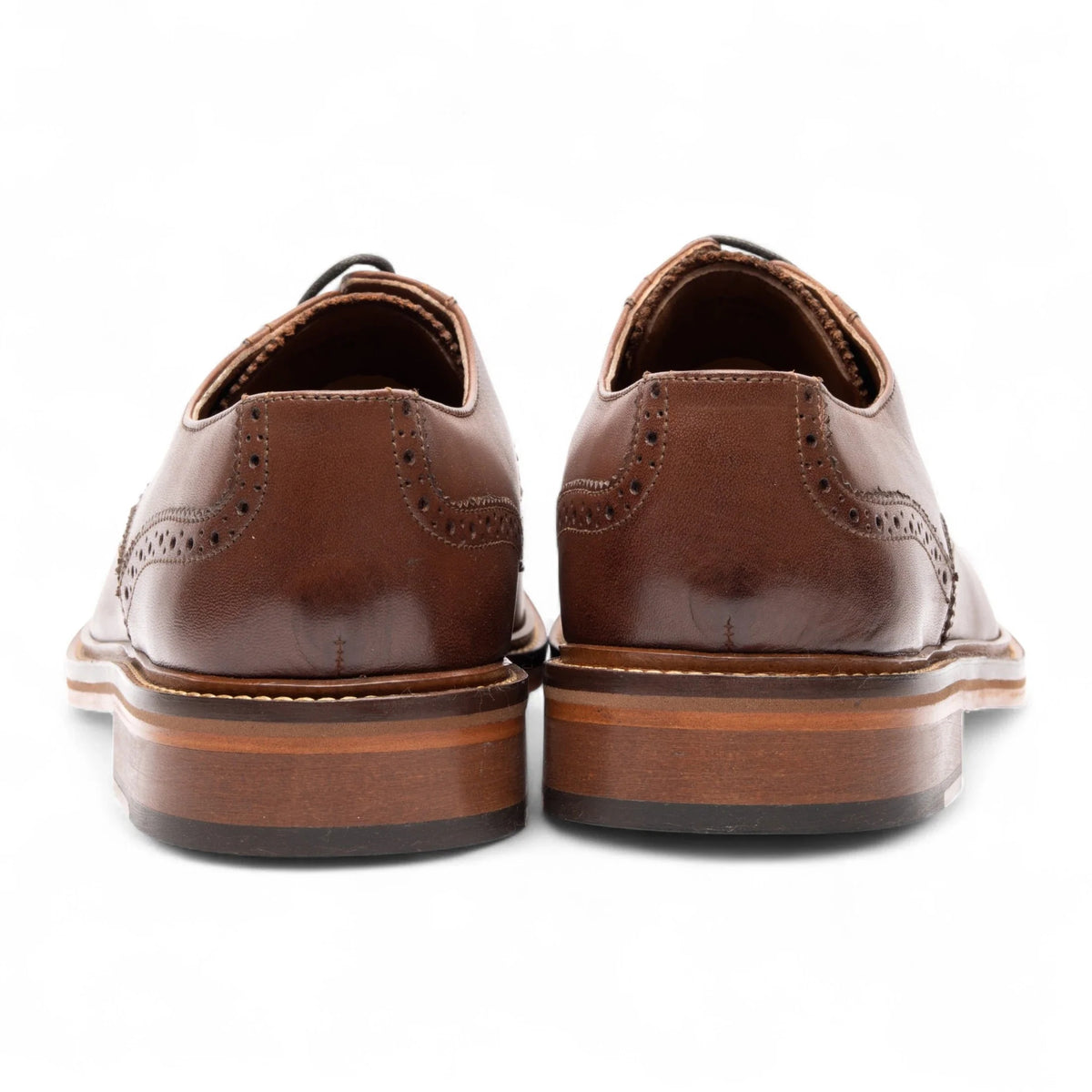 Sapatos sociais masculinos estilo brogue em couro marrom