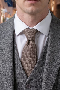 Gravata masculina de tweed marrom com estampa espinha de peixe