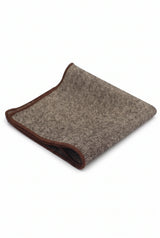 Lenço de bolso masculino em tweed marrom com mistura de lã.