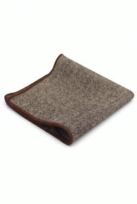 Lenço de bolso masculino em tweed marrom com mistura de lã.