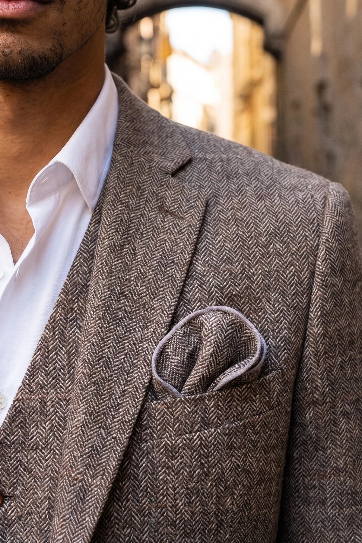 Lenço de bolso masculino em tweed marrom com mistura de lã.