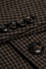 Sobretudo masculino em tweed pied-de-poule marrom, em mistura de lã.