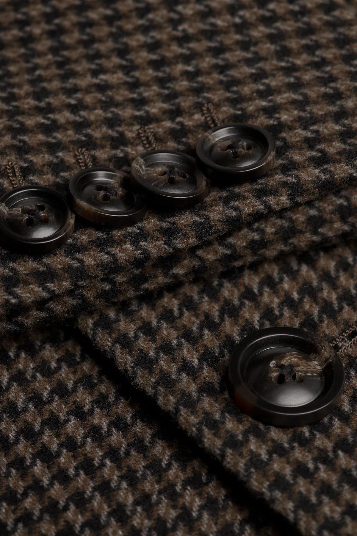 Sobretudo masculino em tweed pied-de-poule marrom, em mistura de lã.