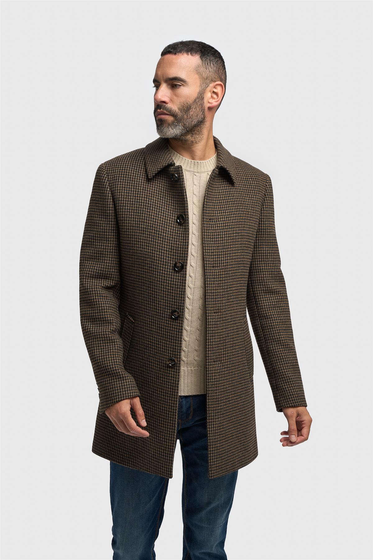 Sobretudo masculino em tweed pied-de-poule marrom, em mistura de lã.