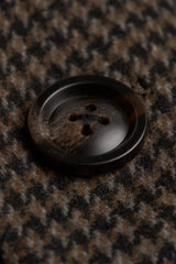 Sobretudo masculino em tweed pied-de-poule marrom, em mistura de lã.