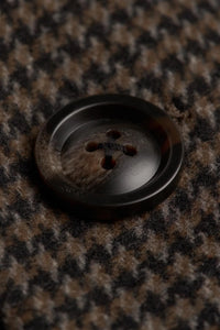 Sobretudo masculino em tweed pied-de-poule marrom, em mistura de lã.