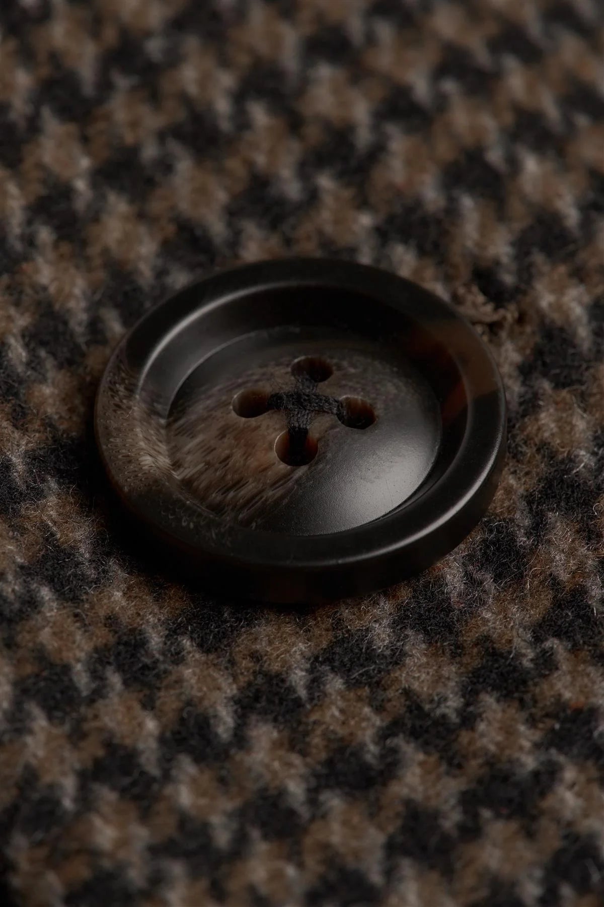 Sobretudo masculino em tweed pied-de-poule marrom, em mistura de lã.