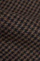 Sobretudo masculino em tweed pied-de-poule marrom, em mistura de lã.