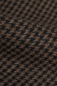 Sobretudo masculino em tweed pied-de-poule marrom, em mistura de lã.