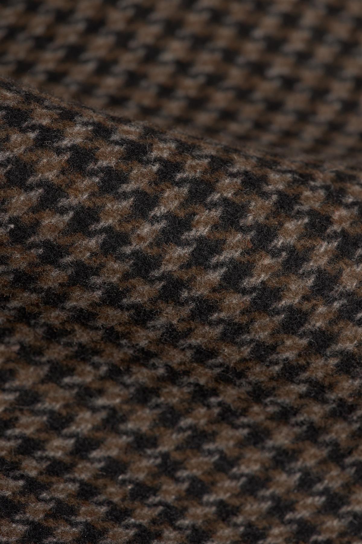 Sobretudo masculino em tweed pied-de-poule marrom, em mistura de lã.