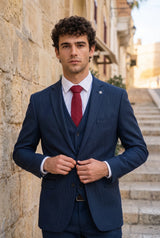 Gravata masculina bordô com acabamento em camurça.