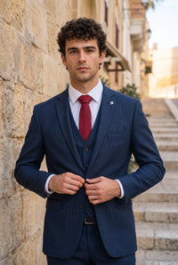 Gravata masculina bordô com acabamento em camurça.