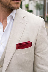 Lenço de bolso masculino em tweed de lã na cor bordô.