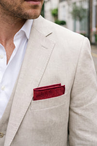 Lenço de bolso masculino em tweed de lã na cor bordô.