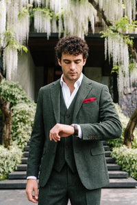 Lenço de bolso masculino em tweed de lã na cor bordô.