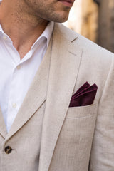 Lenço de bolso masculino em tweed de lã na cor bordô.