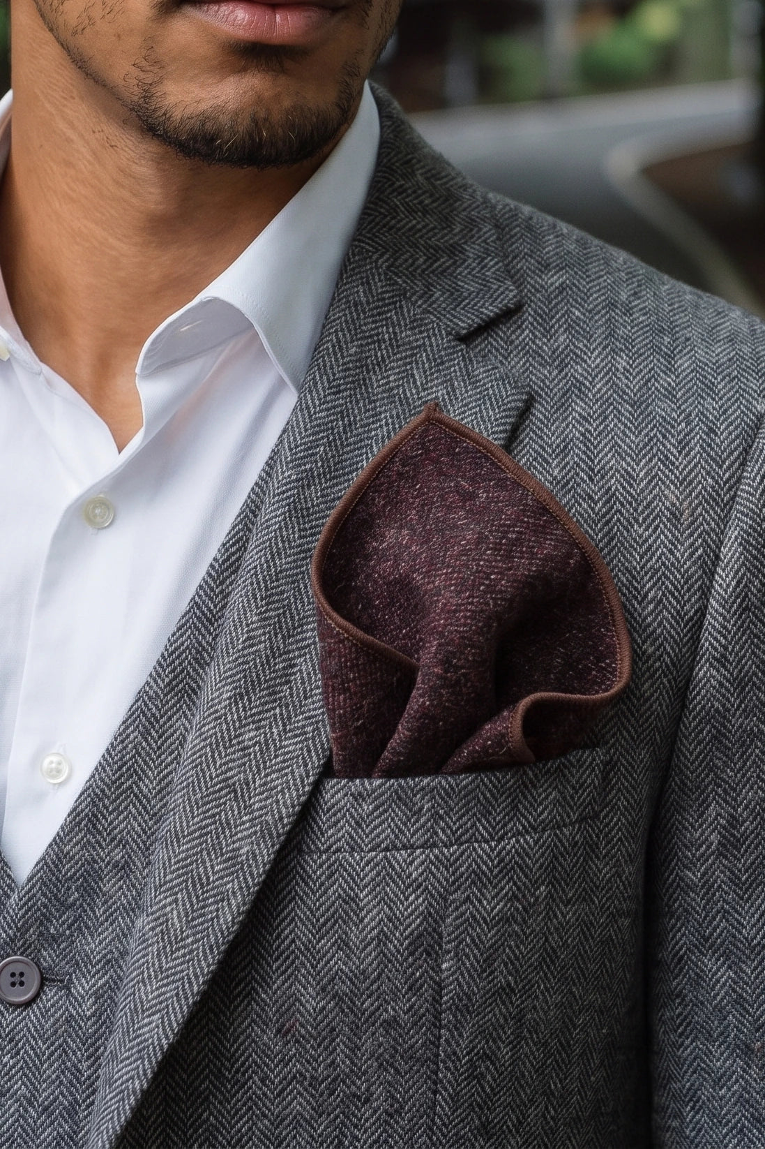 Lenço de bolso masculino em tweed de lã na cor bordô.