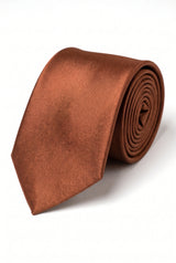 Conjunto masculino de gravata cor cobre com lenço de bolso e abotoaduras.