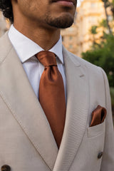 Conjunto masculino de gravata cor cobre com lenço de bolso e abotoaduras.