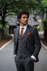 Conjunto masculino de gravata cor cobre com lenço de bolso e abotoaduras.