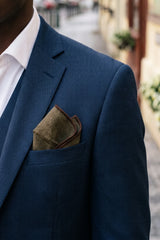 Lenço de bolso masculino em tweed marrom escuro com mistura de lã.