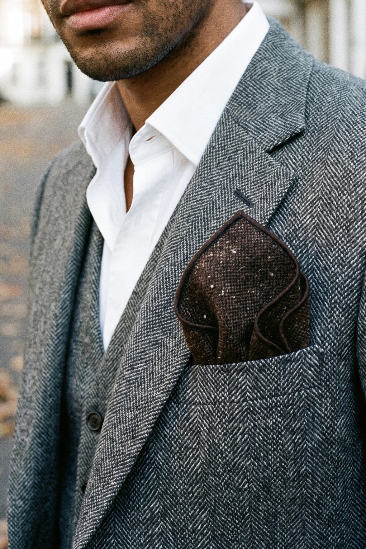 Lenço de bolso masculino em tweed marrom escuro com mistura de lã.