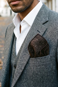 Lenço de bolso masculino em tweed marrom escuro com mistura de lã.