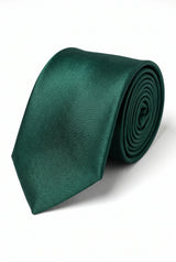 Conjunto masculino verde-floresta com gravata, lenço de bolso e abotoaduras.