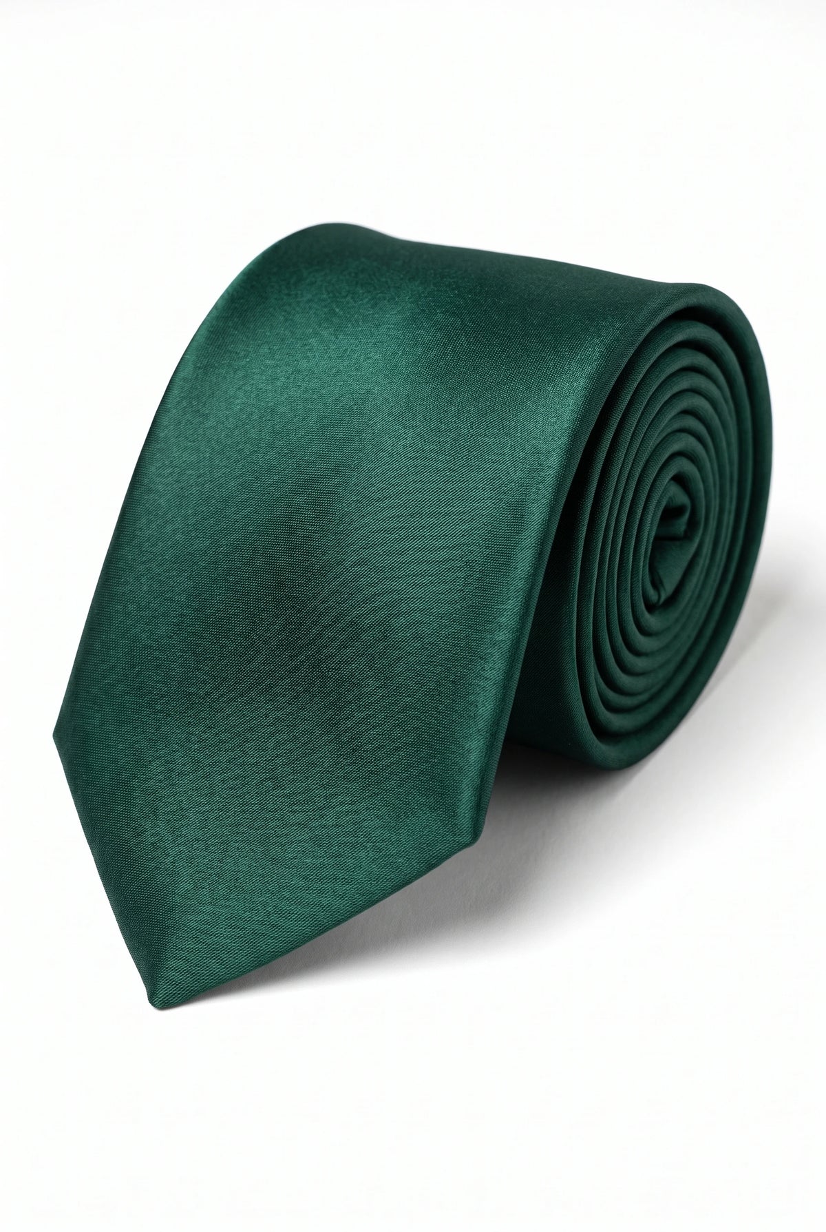 Conjunto masculino verde-floresta com gravata, lenço de bolso e abotoaduras.