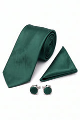 Conjunto masculino verde-floresta com gravata, lenço de bolso e abotoaduras.