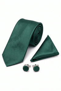 Conjunto masculino verde-floresta com gravata, lenço de bolso e abotoaduras.