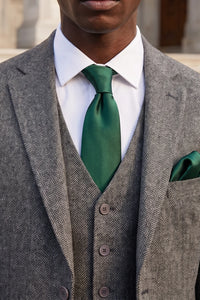 Conjunto masculino verde-floresta com gravata, lenço de bolso e abotoaduras.