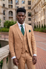 Conjunto masculino verde-floresta com gravata, lenço de bolso e abotoaduras.