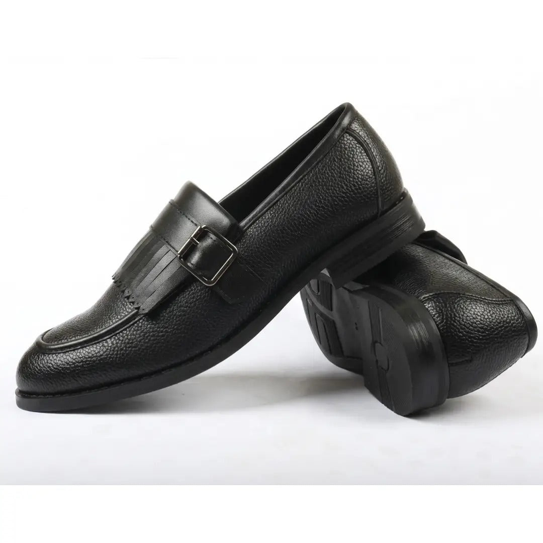 Mocassins masculinos com franjas e fivela estilo monge