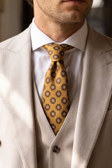 Gravata masculina dourada com estampa paisley