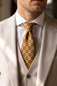 Gravata masculina dourada com estampa paisley