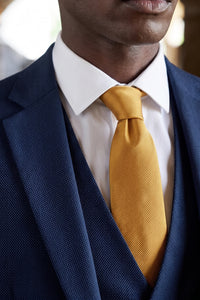 Gravata masculina dourada slim de cor sólida