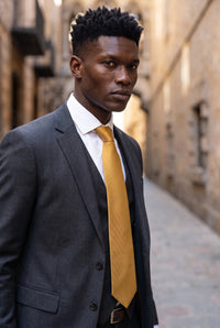 Gravata masculina dourada slim de cor sólida