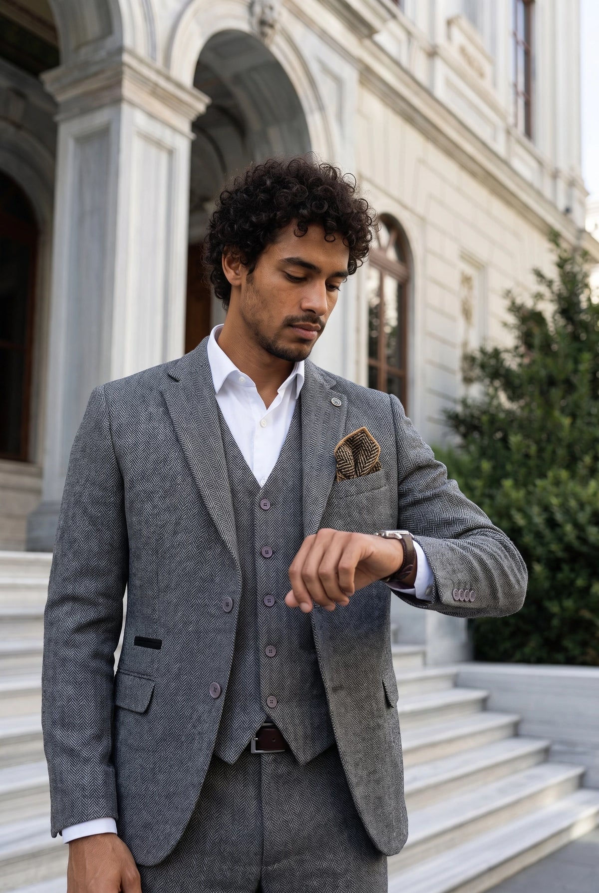 Lenço de bolso masculino em tweed dourado com mistura de lã.