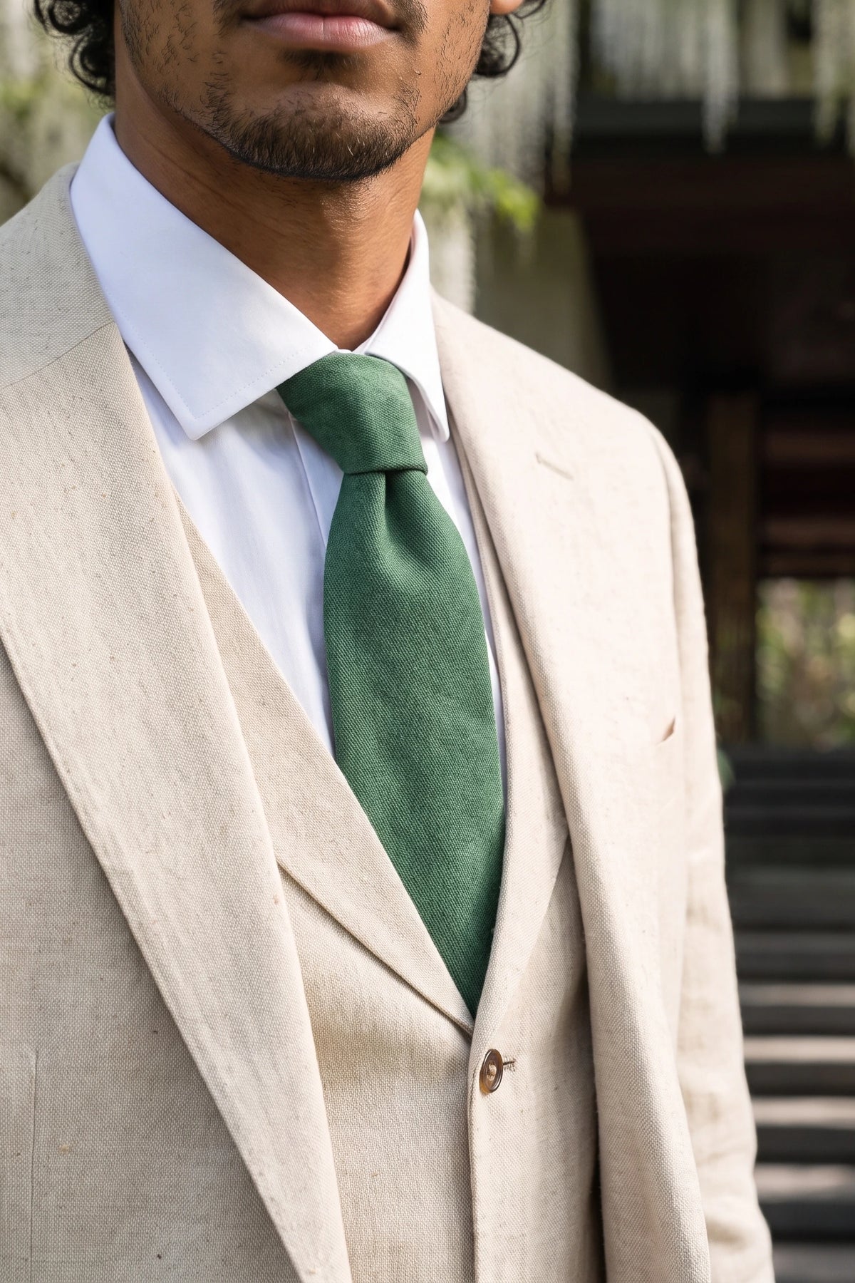 Gravata masculina verde com acabamento em camurça.