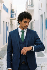 Gravata masculina verde com acabamento em camurça.
